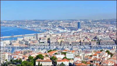 Grande ville méditerranéenne, dominée par la basilique Notre-Dame-de-la-Garde :