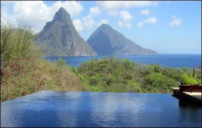 L'île de Sainte-Lucie est située dans les Caraïbes, entre :