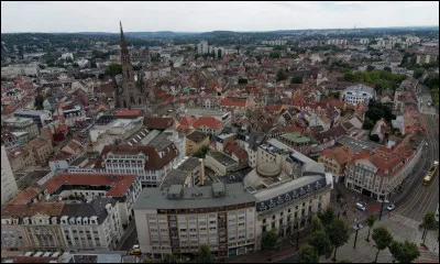 Grande ville du Haut-Rhin, située dans le sud de la plaine d'Alsace, traversée par l'Ill :