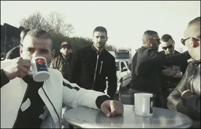 Quelle phrase en relation avec un soda est devenue virale suite à quelques échauffourées dans le quartier des Mureaux, pendant le tournage d'un clip de Sofiane ?