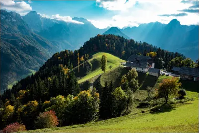 Géographie - La Slovénie est un pays des Balkans, mais qui se situe plus précisément :