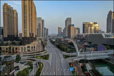 On voit ici, notre première rue déserte, de la province chinoise de Hubei, dès le 10 mars. Peu de gens connaissaient cette ville : 
maintenant tout le monde connaît la ville-berceau du COVID-19, qui compte 11 millions d'habitants, celle qui aura été coupée du reste du monde pendant plus de 2 mois.
Voici une ville qui passera à l'histoire, mais pas pour les bonnes raisons. Quel est son nom ?