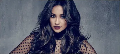 Quel est le nom de l'actrice qui joue le rôle d'Emily Fields ?