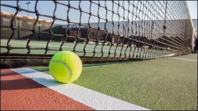 Quel nom porte un terrain de tennis ?