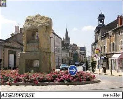 Je vous propose de commencer notre balade en Auvergne-Rhône-Alpe,s à Aigueperse. Ville de l'arrondissement de Riom, elle se situe dans le département ...