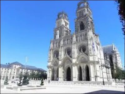 Dans quelle ville se situe la cathédrale Sainte-Croix ?