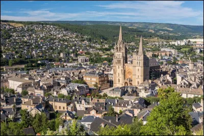 Ville de 11 000 habitants traversée par le Lot, préfecture du département de la Lozère :