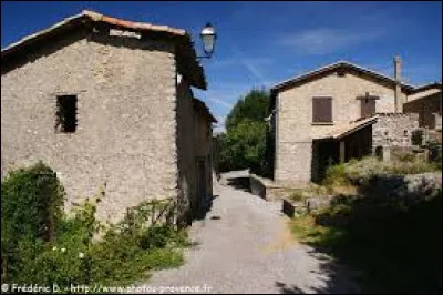 Notre première balade de mai à Achail. Petit village Bas-Alpin de 15 habitants, il se situe en région ...