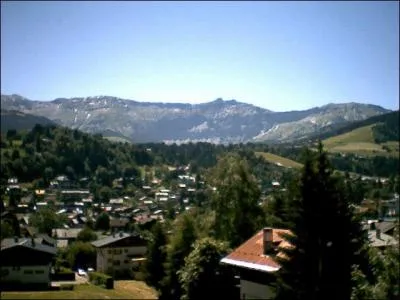 En 1922, le baron de Rothschild se lance dans la constuction d'un htel sur le mont d'Arbois. Ce mont est au coeur du domaine skiable de :