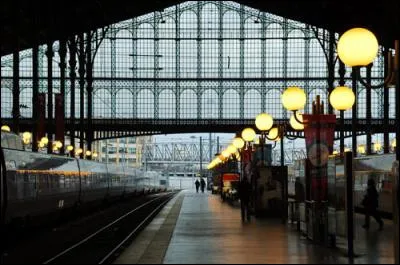 Quel nom imagé porte une salle d'attente ou le hall d'une gare ?