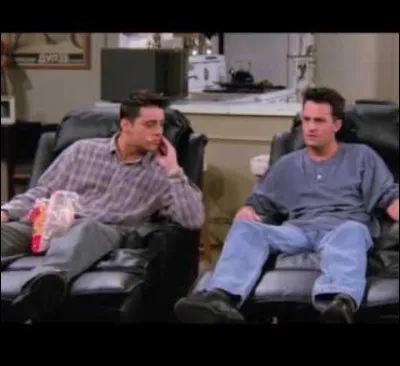 Quel est le nom donné par Joey à son fauteuil ?