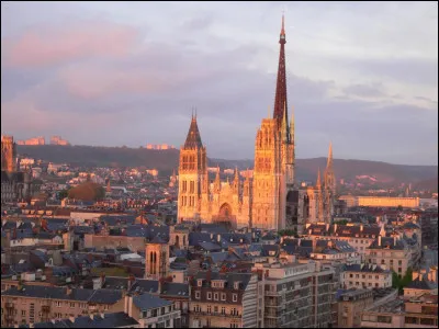 Ville normande, traversée par la Seine :