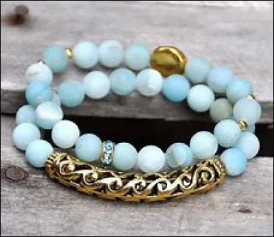 Voici un joli bracelet oriental. Avec quel minéral est-il fait ?