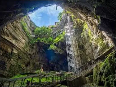 Le Gouffre de Padirac se situe dans le département de la Dordogne.