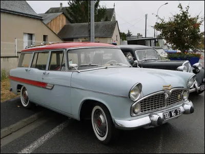 Ce superbe break fait partie des dernières françaises de grande série à moteur 8 cylindres (un V8 Ford loin d'être le summum de la modernité). Laquelle de ces quatre propositions est la bonne ?