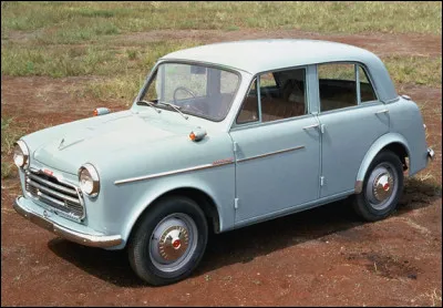 Cette japonaise compacte n'était pas encore une tombeuse d'américaines. Mais les bases sont déjà là. Comment se nomme cette rivale de la Toyota Crown ?