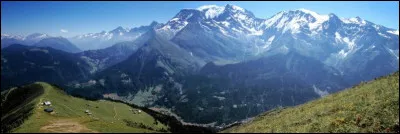 Massif d'altitude modeste, le verdoyant Beaufortain n'en reste pas moins le berceau de superbes sommets qui tutoient les cieux à l'instar des géants de Haute-Savoie. Ses grandioses espaces et ses reliefs arrondis lui ont valu un surnom bien à lui. Quel est-il ?