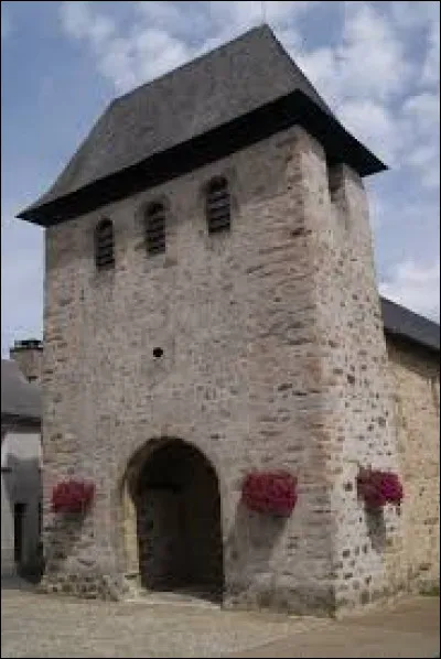 Notre première balade de la semaine commence devant l'église Saint-Martin d'Albussac. Commune néo-aquitaine, dans l'arrondissement de Tulle, elle se situe dans le département ...