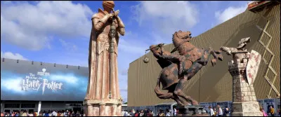 La visite commence dès le parking extérieur, où trois statues gigantesques nous laissent déjà de marbre. D'où viennent-elles ?