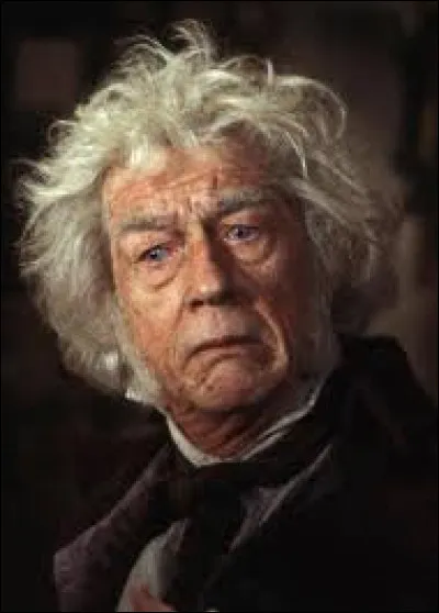 Combien de mangemorts kidnappent Garrick Ollivander ?