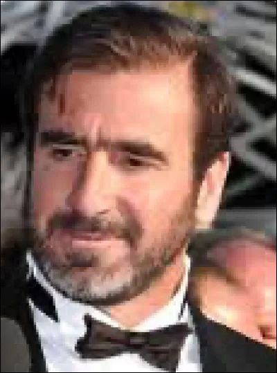 Commençons ce quiz avec Éric Cantona, idole des supporters des Red Devils avec qui il joua la plupart de sa carrière.
En août 1987, nonobstant ses 5 petites sélections, comme il n'est pas convoqué par Henri Michel pour un match amical, il s'emporte une première fois et traite ouvertement son sélectionneur de ___.