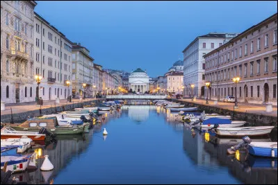 Cette ville italienne est connue pour être une "cité des sciences". Elle est le chef-lieu de la région autonome de Frioul-Vénétie Julienne.