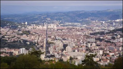 Ville de 170 000 habitants du département de la Loire, ancienne ville industrielle du charbon, des armes et de l'acier, la plus élevée en altitude des grandes villes françaises :