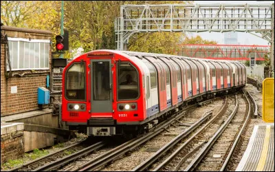 Dans le métro londonien, les personnes de grande taille seront plus à leur aise au milieu de la rame que sur les côtés. Quelle affirmation sur ce métro est erronée ?