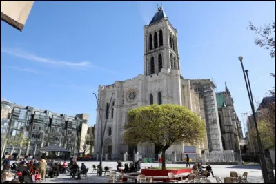 Ville de 110 000 habitants du département de la Seine-Saint-Denis, célèbre pour sa basilique :