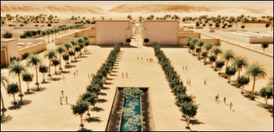 Capitale du pharaon hérétique Akhenaton imposant le culte unique d'Aton, à la mort de celui-ci, la cité sera totalement abandonnée. Quelle est-elle ?