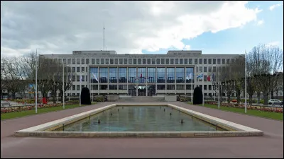 Ville de 70 000 habitants du département de la Loire-Atlantique, située sur l'estuaire de la Loire, grand centre de construction navale :