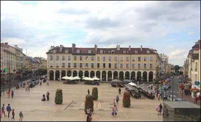 Ville de 40 000 habitants du département des Yvelines, située sur le rebord d'un plateau dominant la Seine, connue pour son château, longtemps résidence royale :