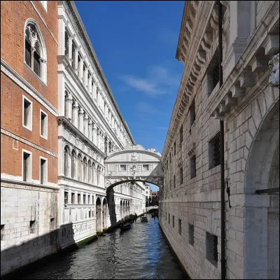 Dans quelle ville italienne, le pont des Soupirs se trouve-t-il ?