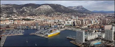 Ville du département du Var, important port militaire sur la Méditerranée :