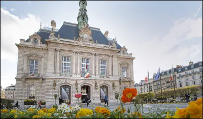 Ville de 64 000 habitants du département des Hauts-de-Seine, limitrophe de Paris, ancienne ville industrielle et ouvrière devenue l'une des villes les plus chères d'Île-de-France :