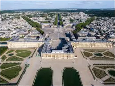 Ville du département des Yvelines, célèbre pour son château :