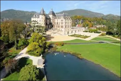 Voici ce beau château qui se trouve dans la ville de Vizille. Qu'abrite-t-il depuis 1984 ?