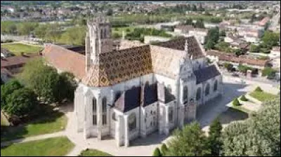 Voici le monastère royal de brou avec un joli toit coloré. Dans quelle ville se situe-t-il ?