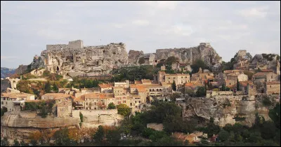 Ce village pittoresque vous attend, perché sur l'éperon rocheux des Alpilles, entre le val d'Enfer et le vallon de Fontaine. Ne manquez pas d'y visiter le musée des santons !