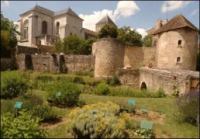 On peut visiter une belle abbaye dans cette cité médiévale de la Vienne. Où a eu lieu une importante bataille qui a changé le cours de l'histoire en 1356 ?