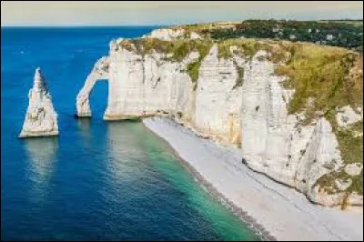 C'est bon ? Tes valises sont prêtes ? Parfait ! Nous allons commencer par la magnifique Normandie ! Comment s'appellent les fameuses falaises normandes ?