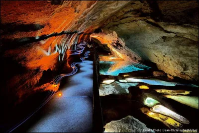 Où se situe la grotte de la Cocalière ?