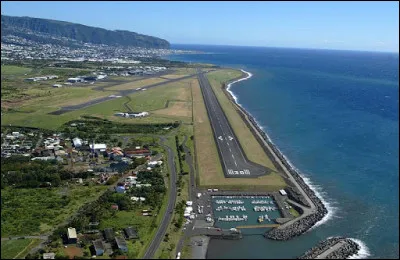 À bord de l'avion, nous nous préparons à atterrir. Comment s'appelle cet aéroport ?