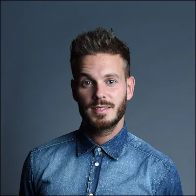 Dans une chanson de Matt Pokora, qu'est-ce qui tourne autour de nous ?