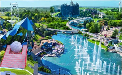 Quel est le nom de ce parc d'attractions à thème technologique, scientifique, ayant également des spectacles de projections d'images et qui se situe au Nord de Poitiers ?