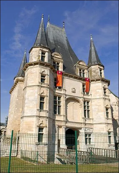 Égayons-nous avec le peu gai Gaillon - ancien fief du félon roi anglois [lequel ?] - qui devint au XIXe s. une prison pour [qui ?] jusqu'en 1901.