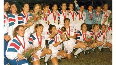 La première Coupe du monde s'est déroulée aux États-Unis en 1993 et a été remportée par le pays hôte.