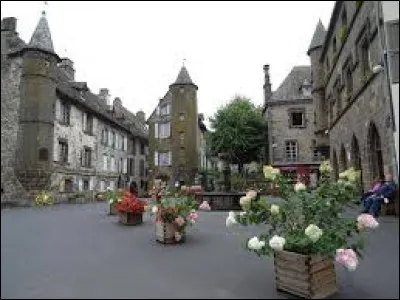 Commençons par le village incontournable à visiter. Il s'agit de...