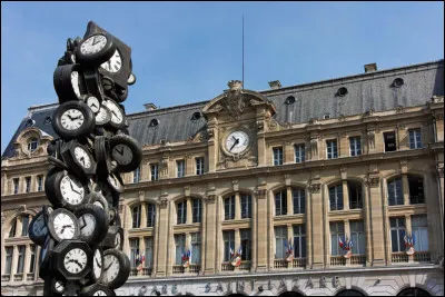 Le début du voyage est à Paris. Vous allez prendre le train pour vous rendre à Besançon. Vous prendrez votre train à la Gare de l'Est ou à la Gare Saint-Lazare.