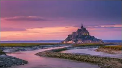 Il y a 30 habitants au Mont-Saint-Michel.